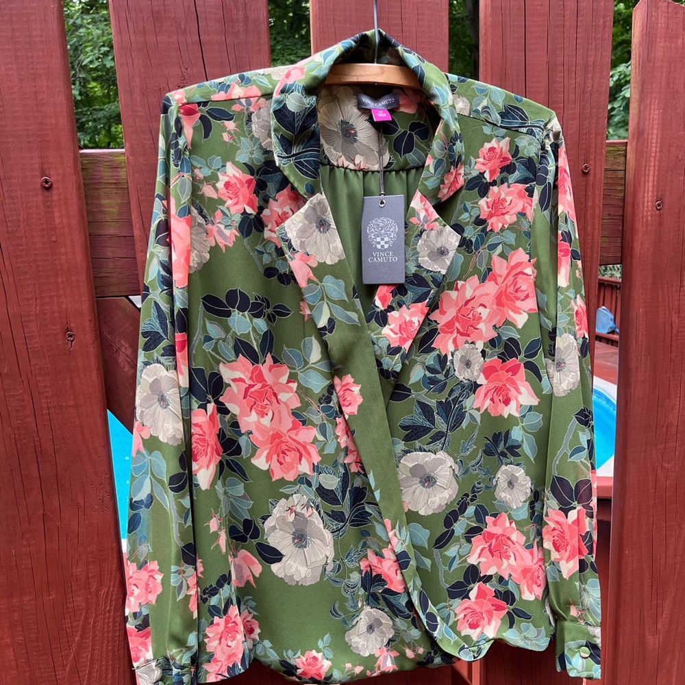 NWT Vince Camuto Guilded Floral Notch Collar Top in Parsley, Medium